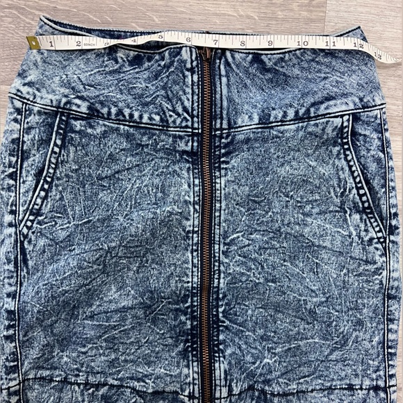 Stretchy Acid wash Denim mini skirt - Picture 2 of 5